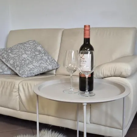 Apartma In The Countryside Under Storzic アパート