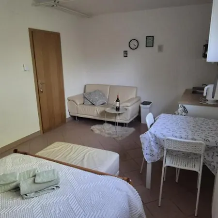 公寓 Apartma In The Countryside Under Storzic